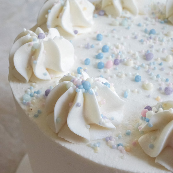 Vegane Cremetorte mit bunten Zuckerstreuseln