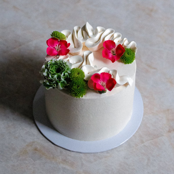Vegane Torte mit frischen Blumen