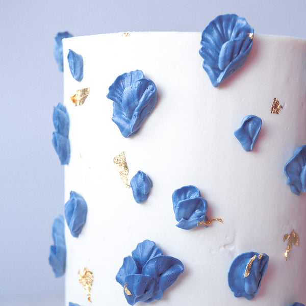 Vegane Cremetorte mit buten Cremeblüten und Blattgold