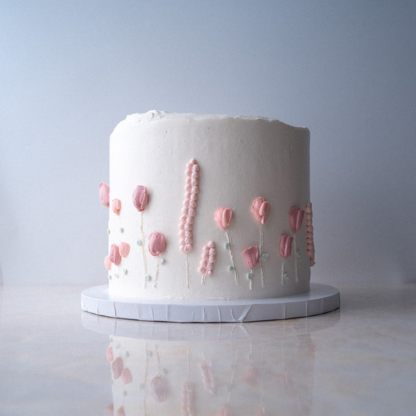Vegane Torte mit rosa Blumen
