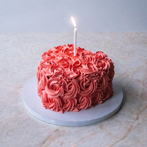 Vegane Torte in Herzform mit Kuchenkerze