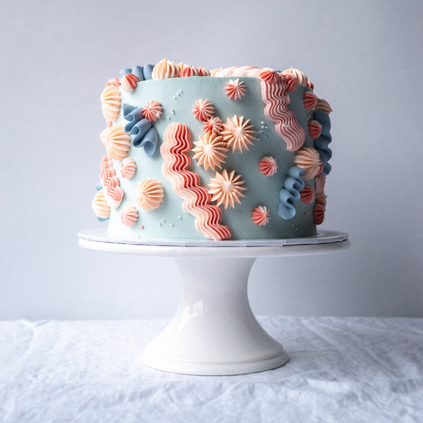 Vegane Torte mit bunter Creme und Zuckerstreuseln