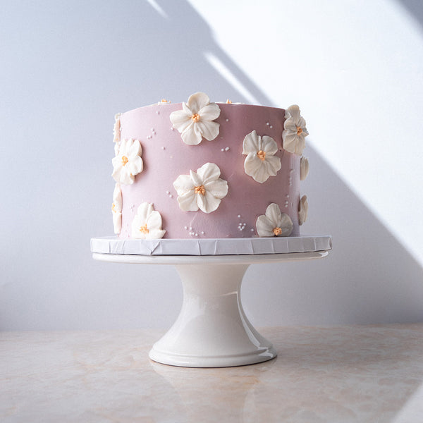 Vegane Torte mit weißen Cremeblumen