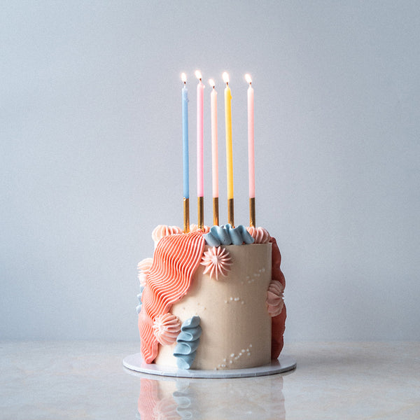 Bunte vegane Torte mit Kuchenkerzen