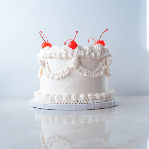 Weißer veganer Vintage Cake mit Kirschen