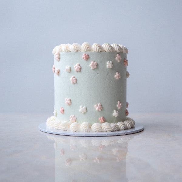 Vegane Torte mit Mini Cremeblümchen