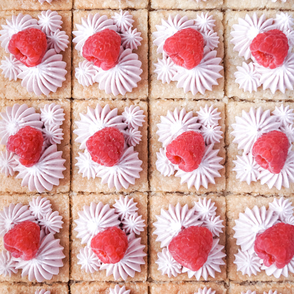 Veganer Fancy Cake mit frischen Himbeeren