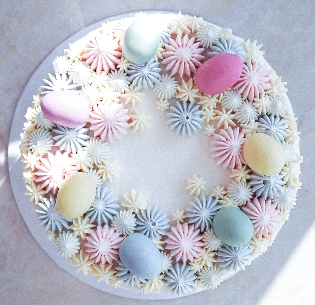 Vegane bunte Ostertorte mit bunten Ostereiern