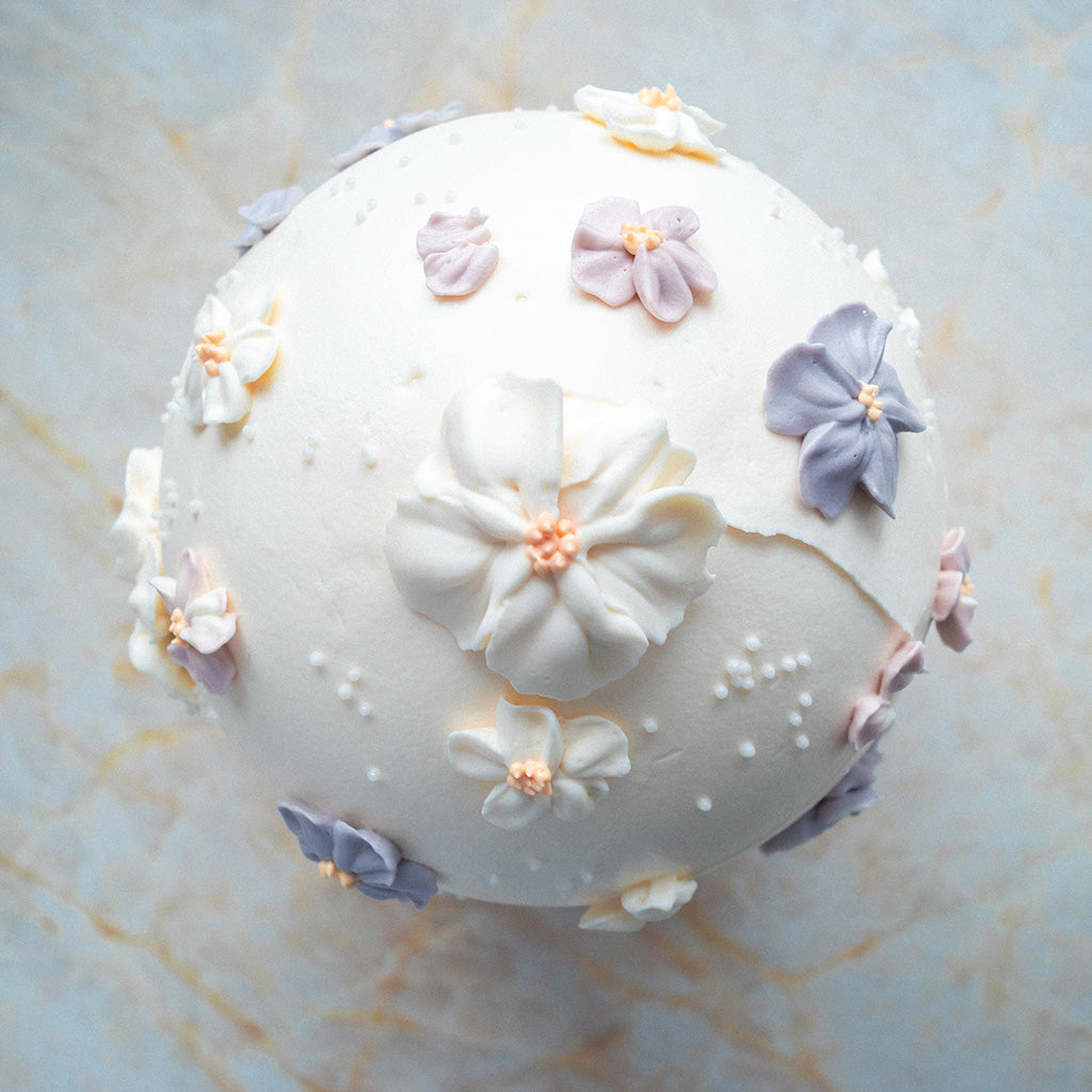 Vegane Kuppeltorte mit Blumen