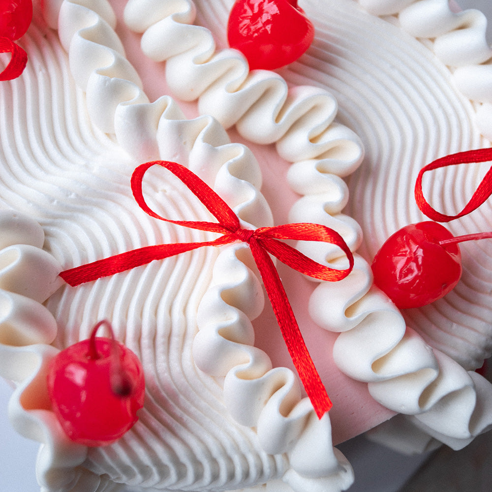 Vegane Cremetorte mit Schleifen