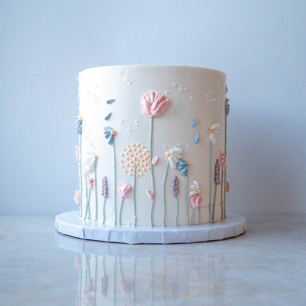Vegane Torte mit Creme Blumen