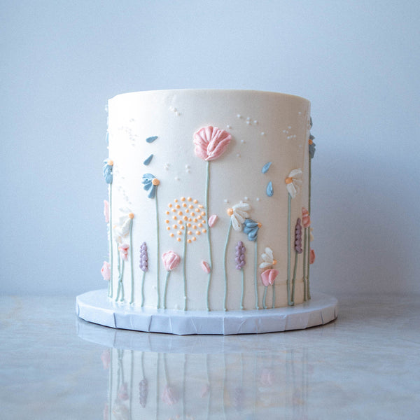 Vegane Torte mit Creme Blumen