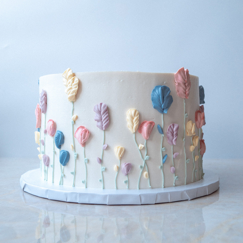 Vegane Torte mit bunten Cremeblumen