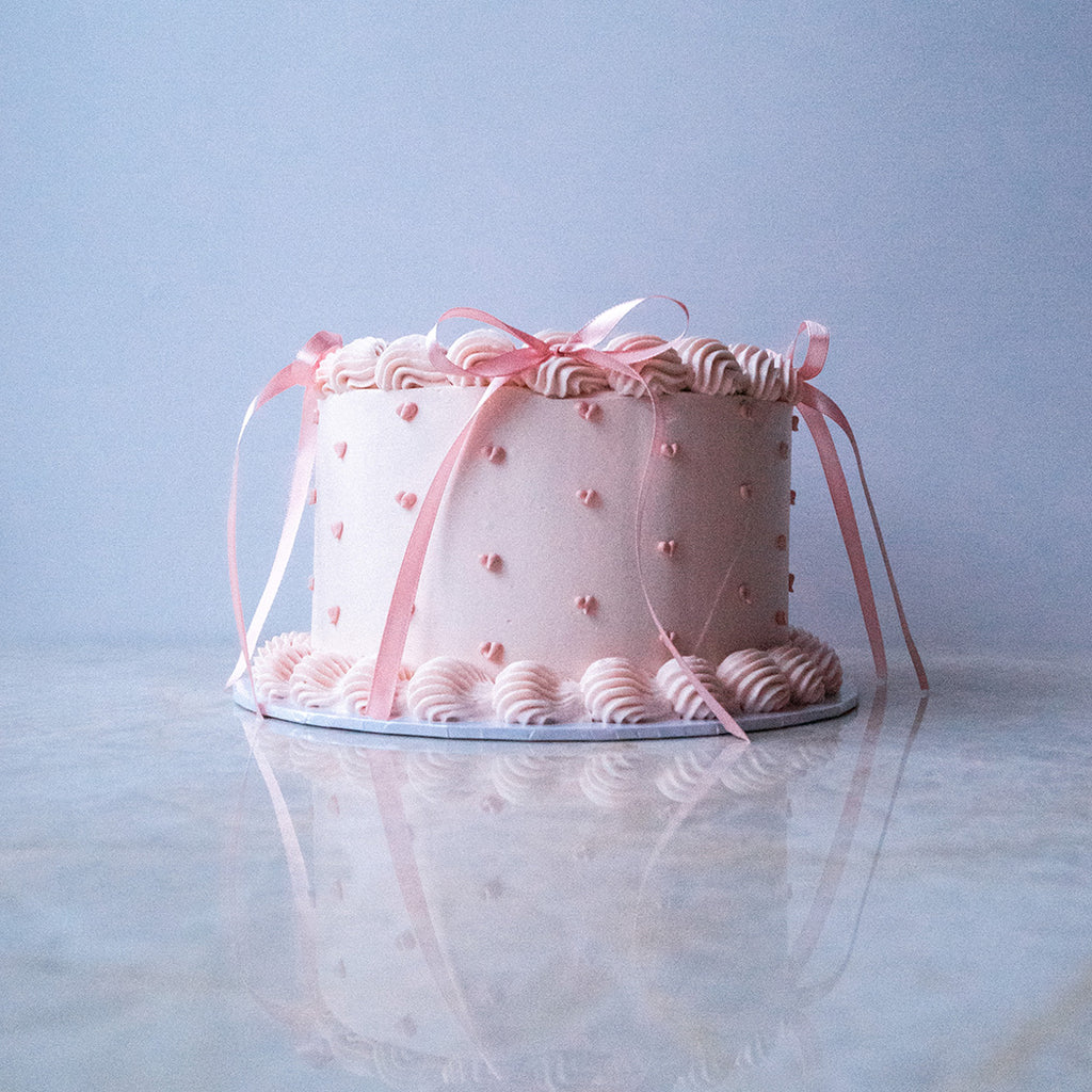 Vegane Torte mit rosa Schleifen