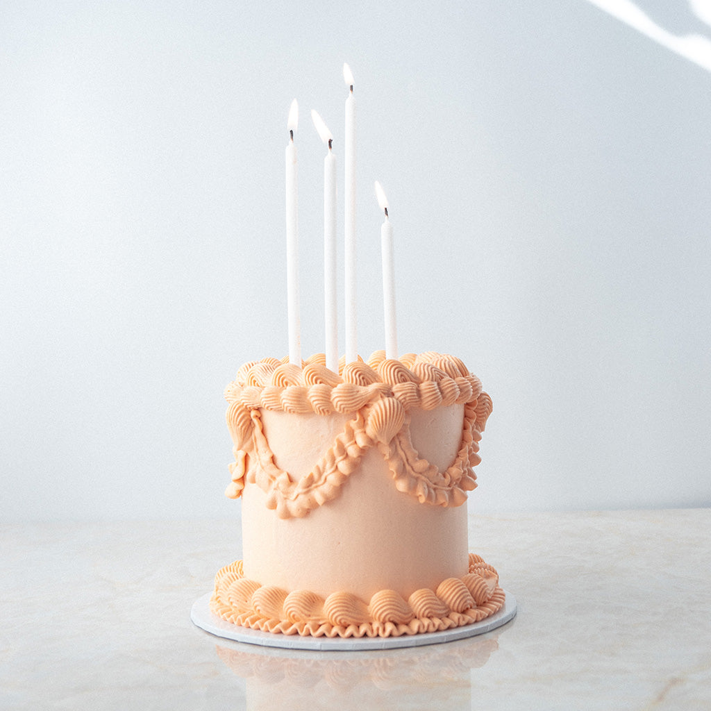 Gelber veganer Vintage Cake mit Kuchenkerzen