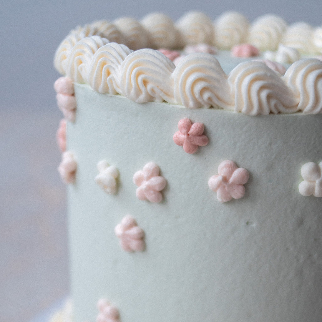 Vegane Torte mit kleinen Cremeblümchen